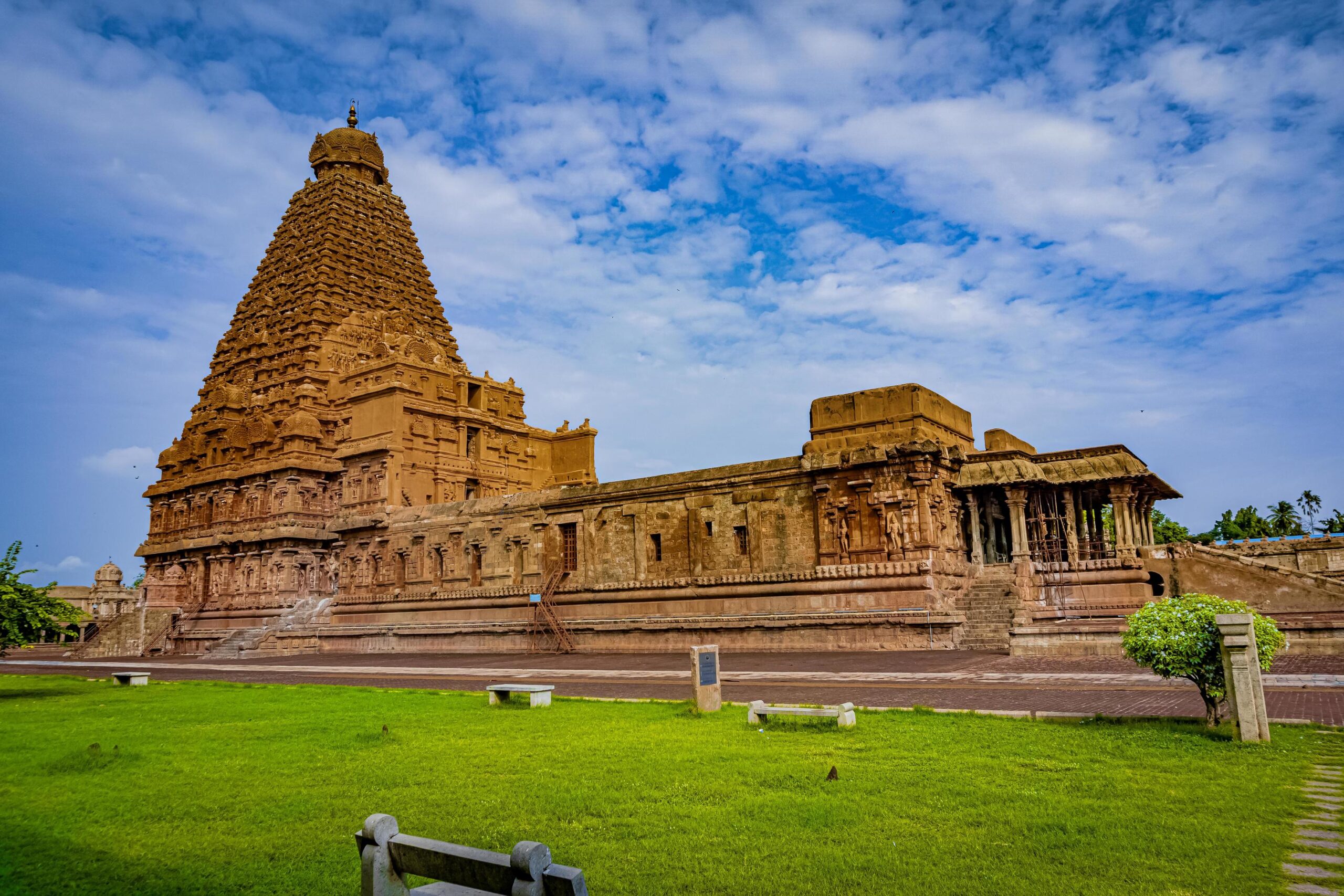 brihadeshwara-temple-was-built-by-king-raja-raja-cholan-in-thanjavur-tamil-nadu-it-is-the-very-oldest-and-tallest-temple-in-india-this-temple-listed-in-unesco-s-heritage-site-free-photo